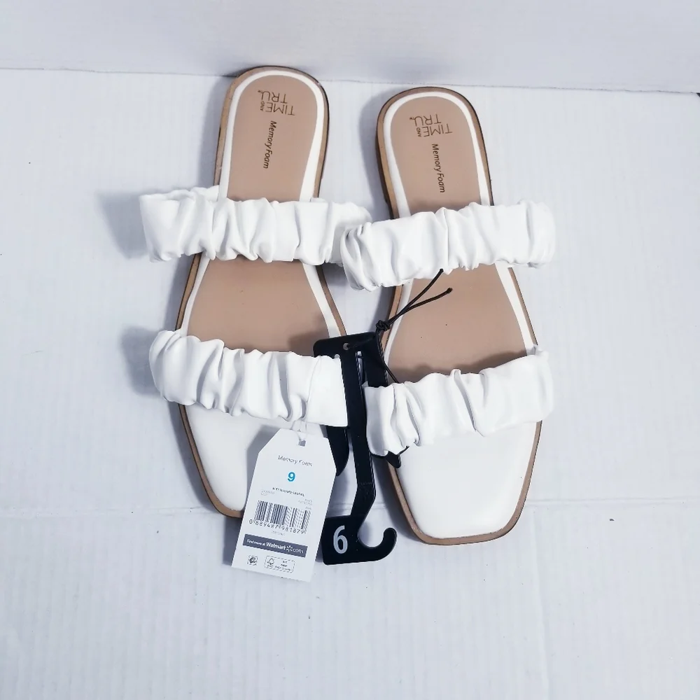 NWT TIME AND TRU WHITE AND DARK TAN SANDAL SIZE 9